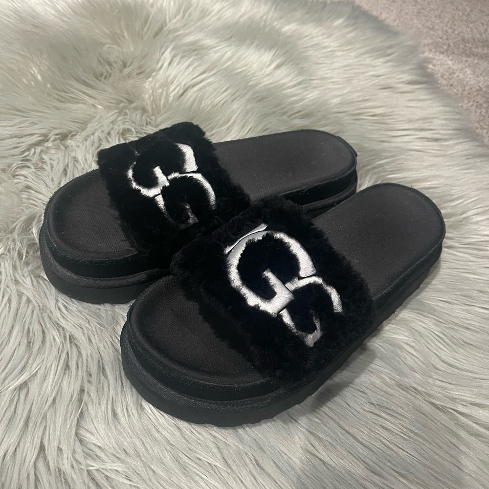 Gently used women’s UGG® Platform slides